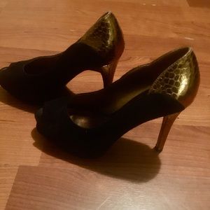 Guess Suade and gold pumps